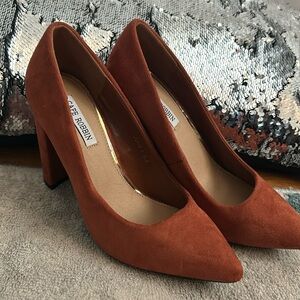 Cute 8 1/2 heel. The perfect shoe to go with any outfit.